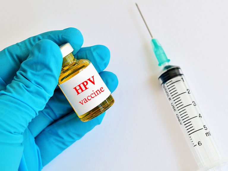 Vaccinul pentru prevenirea cancerului de col uterin: Cine are nevoie de el, cum se administreaza vaccinul HPV si efecte secundare